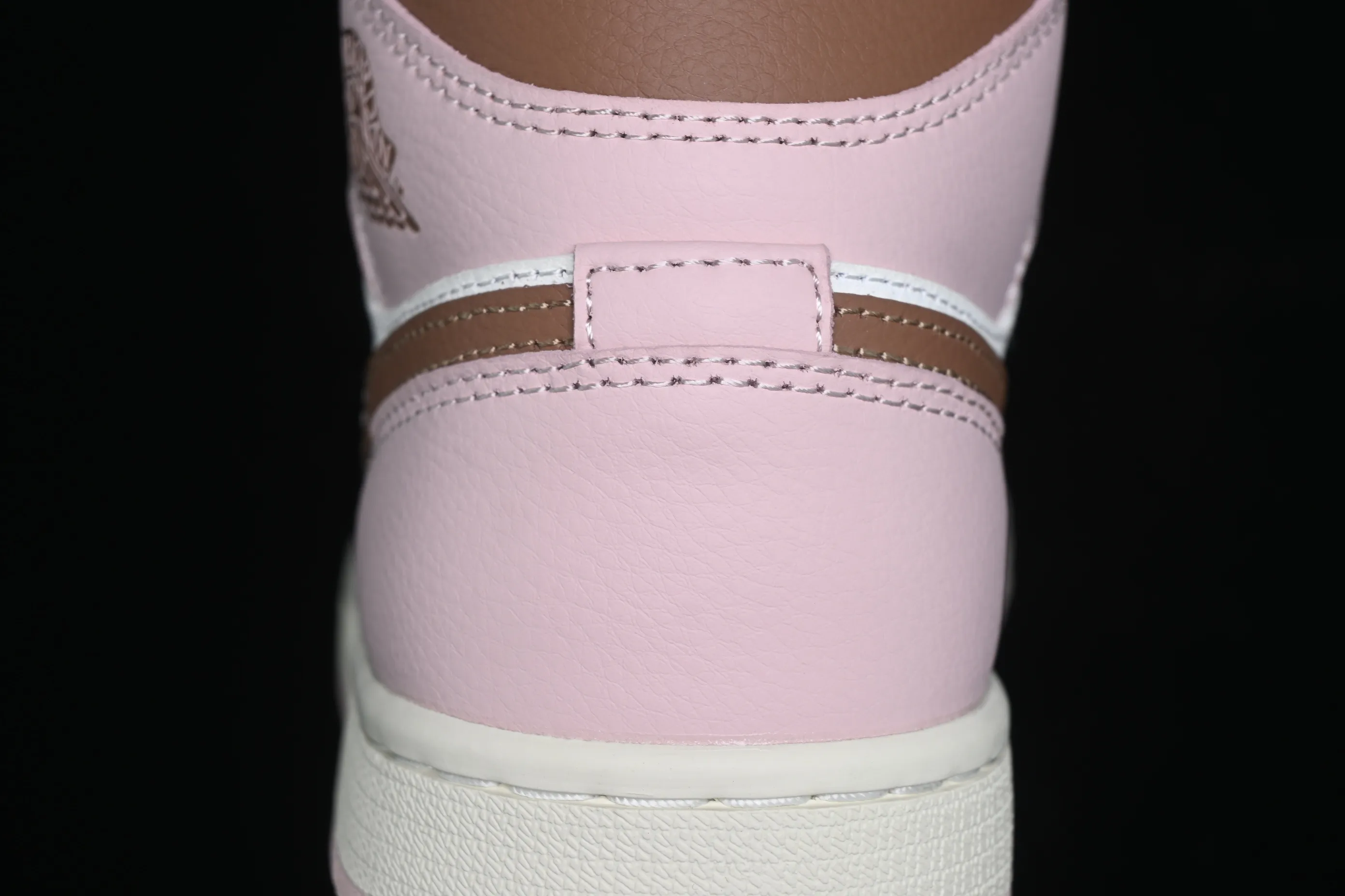 All categories Air Jordan Jordan series basketball shoes Air Jordan 1 Mid G version pure original Air Jordan 1 Mid AJ1 Joe 1 Khaki powder China basketball shoes BQ6472-620